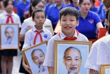 [Foto] Sagrado acto de saludo a la bandera 'Amo a mi Patria', celebrado simultáneamente en todo Vietnam