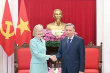 El secretario general del PCV, To Lam, recibe a la recién designada embajadora de Australia en Vietnam, Gillian Bird. (Foto: VNA)