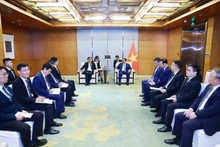El primer ministro de Vietnam, Pham Minh Chinh, trabaja con el vicepresidente de COMAC Shen Bo. (Foto: VNA)