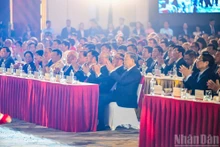 Asisten al evento el secretario general del Partido Comunista de Vietnam, To Lam, el primer ministro Pham Minh Chinh, el presidente de la Asamblea Nacional Tran Thanh Man, anteriores y actuales dirigentes del Partido y del Estado, así como titulares de comités, ministerios, sectores, localidades y empresas.