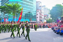 [Foto] Fuerzas de la Seguridad Pública Popular desfilan por la calle Le Duan