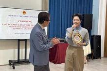 El embajador de Vietnam en Rusia, Dang Minh Khoi, y el joven cantante Duc Phuc. (Foto: Nhan Dan)