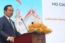 El presidente del Comité Popular de Ciudad Ho Chi Minh, habla en la cita.