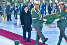 El primer ministro de Vietnam, Pham Minh Chinh, rinde homenaje en el Monumento a los Mártires. (Foto: Nhan Dan)