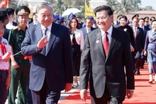 El secretario general del Partido Comunista de Vietnam, To Lam, y el secretario general del Partido Popular Revolucionario y presidente de Laos, Thongloun Sisoulith, en la ceremonia. (Foto: VNA)