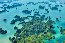 La bahía de Ha Long, como una enorme joya azul bajo la luz del sol.