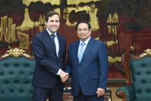 El premier Pham Minh Chinh recibe a Benjamin Dousa, ministro de Cooperación Internacional para el Desarrollo y Comercio Exterior de Suecia, el 12 de mayo de 2025, en Hanói. (Foto: Nhan Dan)