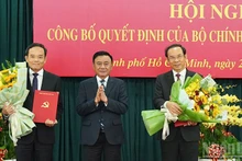 El miembro del Buró Político y permanente del Secretariado del Comité Central del PCV, Tran Cam Tu, entrega las decisiones del Buró Político a Tran Luu Quang y Nguyen Van Nen (Foto: Nhan Dan)