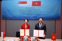 El ministro vietnamita de Industria y Comercio, Nguyen Hong Dien, y la ministra singapurense de Sostenibilidad y Medio Ambiente y encargada de las Relaciones Comerciales, Grace Fu, en la ceremonia de firma. (Fuente: VNA)