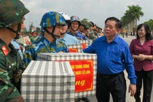 El miembro del Buró Político y del Secretariado del Comité Central del Partido Comunista de Vietnam (PCV) y jefe de su Comisión de Propaganda y Movilización de Masas y sujefe permanente del Comité Directivo Central para la Conmemoración de las Grandes Fiestas y los Eventos Importantes del País en el período 2023–2025, Nguyen Trong Nghia, alenta a los soldados.