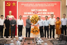 Le Quoc Minh, miembro del Comité Central del Partido Comunista de Vietnam (PCV), presidente-editor del periódico Nhan Dan, subjefe de la Comisión de Propaganda y Movilización de Masas del Comité Central del PCV y presidente de la Asociación de Periodistas del país, recibe a Tran Sy Thanh, miembro del Comité Central del PCV, vicesecretario del Comité del Partido y presidente del Comité Popular de Hanói.