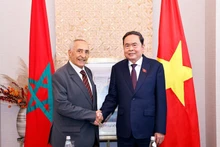 El presidente de la Asamblea Nacional de Vietnam, Tran Thanh Man, y el titular de la Asociación de Amistad Marruecos-Vietnam, Mustapha El Ktiri. (Foto: VNA)