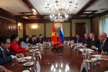 Ngo Phuong Ly, esposa del secretario general del Partido Comunista de Vietnam, se reúne con el viceprimer ministro de Rusia, Dmitry Chernyshenko. (Foto: VNA)