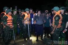 El primer ministro Pham Minh Chinh inspecciona las labores de respuesta ante las lluvias e inundaciones en las comunas de Trung Gia y Da Phuc.(Foto: Nhan Dan)