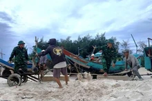 Varias localidades vietnamitas suspenden el turismo de playa ante la amenaza del tifón Kajiki
