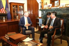 El ministro de Industria y Comercio, Nguyen Hong Dien, trabaja con el senador Roger Marshall. (Foto: VNA)