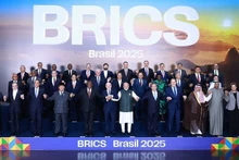 El primer ministro Pham Minh Chinh y los jefes de las delegaciones que asisten a la Cumbre BRICS 2025 posan para una foto de grupo. (Foto: VNA)