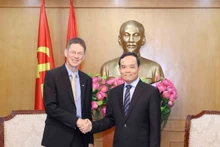 El secretario del Comité Central del Partido Comunista de Vietnam y jefe de su Comisión de Políticas y Estrategias, Tran Luu Quang, se reunió con Oliver Marquette, presidente de la Corporación AES Vietnam. (Foto: VNA)