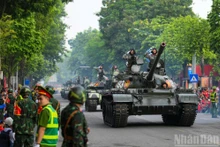[Foto] Bloques de tanques blindados desfilan frente a la histórica Torre de la Bandera de Hanói