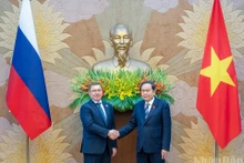 El presidente de la Asamblea Nacional de Vietnam, Tran Thanh Man, y el secretario del Consejo General del Partido Rusia Unida y primer vicepresidente del Consejo de la Federación, Vladímir Vladimirovich Yakushev. (Foto: Nhan Dan)