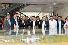 Representantes de la fábrica de Airbus en Sevilla presentan la escala de la planta al viceprimer ministro vietnamita Ho Duc Phoc. (Foto: VNA)