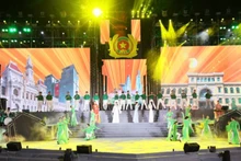 El Ministerio de Seguridad Pública, en coordinación con la Televisión Nacional de Vietnam, lleva a cabo el programa artístico “Fieles al juramento, Epopeya heroica con raíces históricas”.