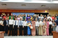 El comité organizador toma una foto con los profesores participantes del curso. (Foto: Nhan Dan)
