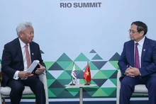 El primer ministro de Vietnam, Pham Minh Chinh, y el presidente del AIIB, Jin Liqun. (Foto: VGP)