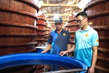 Taller de elaboración de salsa de pescado tradicional de la empresa Huynh Khoa en Phu Quoc (Foto: VNA)