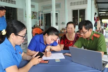 El índice de satisfacción de los ciudadanos con los trámites administrativos ofrecidos por las fuerzas policíacas alcanza el 96,37 por ciento en 2025. (Foto ilustrativa: VNA)