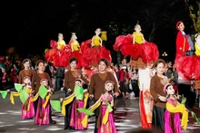 El Festival de Marionetas de Hanoi 2025 atrae mucha atención tanto del público general como de los turistas. (Foto: VNA)