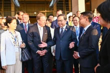 El presidente de la Asamblea Nacional de Vietnam, Tran Thanh Man, dialoga con los miembros de la delegación empresarial del Consejo Empresarial Europa-Asean.