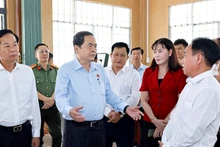 [Foto] Líder del Legislativo visita centro de servicios administrativos públicos de comuna de Vi Thuy