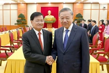 El secretario general del Partido Comunista de Vietnam, To Lam, recibe al secretario general del Partido Popular Revolucionario y presidente de Laos, Thongloun Sisoulith. (Foto: Nhan Dan)