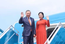 El secretario general del Comité Central del Partido Comunista de Vietnam (PCV), To Lam, y su esposa Ngo Phuong Ly, parten de Hanói para una visita oficial a Finlandia. (Foto: VNA)