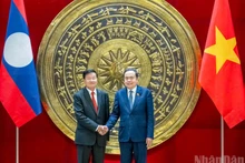 El presidente de la Asamblea Nacional (Parlamento) de Vietnam, Tran Thanh Man, y el secretario general del Partido Popular Revolucionario de Laos (PPRL) y presidente de ese país, Thongloun Sisoulith.