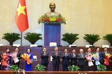 El secretario general del Partido Comunista de Vietnam, To Lam, el primer ministro Pham Minh Chinh, el presidente de la Asamblea Nacional Tran Thanh Man y otros dirigentes del Partido y del Estado ofrecen flores en congratulación a los viceprimeros ministros, ministros y jefes de Comisiones de la Asamblea Nacional. (Foto: Nhan Dan) 