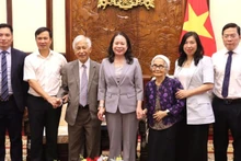 La vicepresidenta de Vietnam, Vo Thi Anh Xuan, reciabe a los profesores vietnamitas-franceses Le Kim Ngoc y Tran Thanh Van, presidente de la Asociación Científica "Encuentros de Vietnam".
