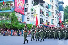 [Foto] Fuerzas militares desfilan por las calles entre vítores estremecedores 