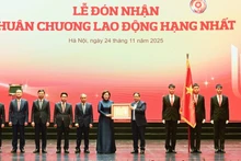 El primer ministro de Vietnam, Pham Minh Chinh, otorga la Orden del Trabajo de Primera Clase al Banco Estatal de Vietnam.