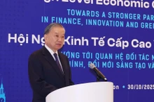 El secretario general del PCV, To Lam, habla en la cita.