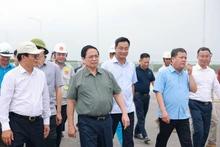 El primer ministro Pham Minh Chinh inspecciona el tramo Van Ninh-Cam Lo de la autopista Norte-Sur.