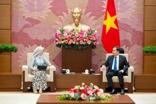 El presidente de la Asamblea Nacional de Vietnam, Tran Thanh Man, recibe a la secretaria general de la Asamblea Interparlamentaria de la Asean, Siti Rozaimeriyanty Dato Haji Abdul Rahman (Foto: Nhan Dan)
