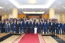 El secretario general del Partido Comunista de Vietnam, To Lam, posa una foto con los jefes de delegación. (Foto: Nhan Dan)