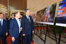[Foto]Líder partidista visita espacio expositivo sobre logros de transformación digital en periodismo vietnamita