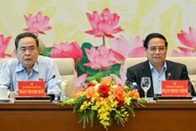 El secretario del Comité partidista del Gobierno y primer ministro, Pham Minh Chinh, y el secretario del Comité partidista y presidente de la Asamblea Nacional, Tran Thanh Man, presiden la reunión. (Foto: Nhan Dan)