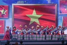 [Foto] Premier vietnamita asiste a ceremonia de clausura de la Feria de Otoño 2025