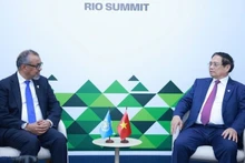 El primer ministro de Vietnam, Pham Minh Chinh (derecha), se reúne con el director general de la OMS, Tedros Adhanom Ghebreyesus (Foto: VNA)