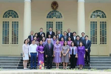 Delegados de la Fundación del Premio Princesa Maha Chakri posan una foto en la embajada de Tailandia en Hanói. (Foto: VNA)