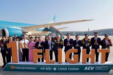 El primer vuelo de pasajeros de Vietnam Airlines a Long Thanh transporta al viceprimer ministro Nguyen Hoa Binh (sexto desde la derecha) y casi 100 pasajeros. (Foto: VNA)